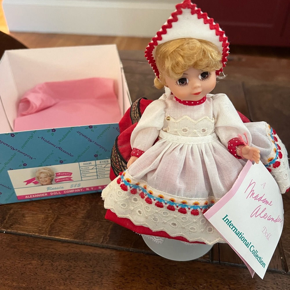 Madame Alexander Doll Miniature Russia No. 585 in Good Condition with Box